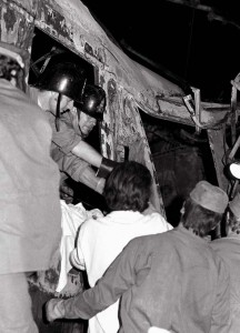 4 agosto 1974. Vigili del Fuoco, ferrovieri e volontari estraggono i feriti e le vittime dalle lamiere del vagone distrutto (Archivio Studio FN Paolo Ferrari)