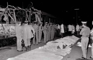 4 agosto 1974. I corpi delle vittime dellattentato estratti dal vagone dilaniato dallesplosione  vengono deposti sulla banchina della stazione in attesa delle autoambulanze  (Archivio Studio FN Paolo Ferrari)