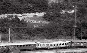 Agosto 1974. Veduta dall’alto della vettura 5 del treno Italicus alla stazione di San Benedetto Val di Sambro (Foto Piero Casadei)