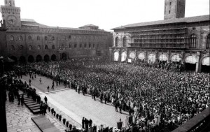 La popolazione partecipa in massa alla manifestazione in Piazza Maggiore e nelle strade adiacenti (Archivio Studio FN Paolo Ferrari)